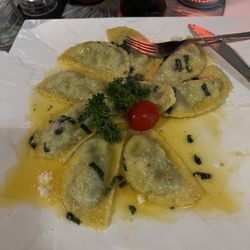 Ristorante & Pizzeria Neutor - Spinach ricotta ravioli in sage butter