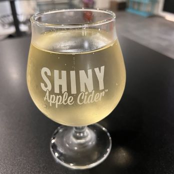 Shiny Apple Cider - Mmmmm - Cideries Near Me - Niagara-on-the-Lake, Ontario Shiny Apple Cider - Mmmmm - Cideries Near Me - Niagara-on-the-Lake, Ontario