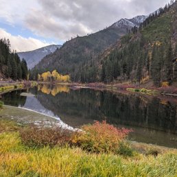 Beautiful lake next to store. Beautiful lake next to store.