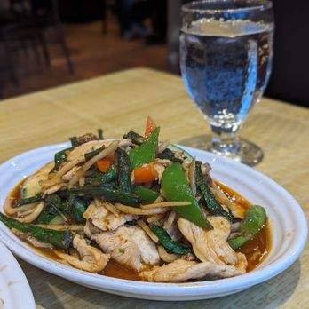 Golden Singha Thai Cuisine - Chicken and vegetable dish - Thai Near Me - Seattle, Washington Golden Singha Thai Cuisine - Chicken and vegetable dish - Thai Near Me - Seattle, Washington