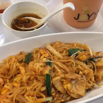 Joy Yee Noodle - Chicken and shrimp Pad Thai - Chinese Near Me - Chicago, Illinois