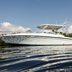 Gulfstream Boat Club - Our 35' Contender is perfect for your morning Fishing trip or an afternoon Snorkel cruise.