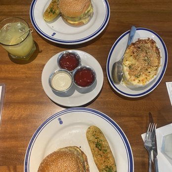 Hudson House - Burgers, lobster Mac and cheese - Seafood Near Me - Houston, Texas
