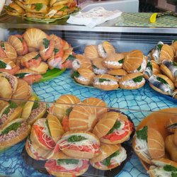 Duhner Fischhalle - Fisch- und Krabbenbrötchen