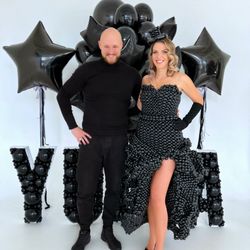 Air Tamers balloon studio - Custom balloon dress created for luxury event and unforgettable photo moments.