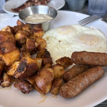 Killian Cafe & Grill - Grand slam with fried egg, over easy and sausage - Breakfast & Brunch Near Me - Miami, Florida
