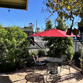 Lu Lu Coffee - Cute table outside - Coffee Roasteries Near Me - Fullerton, California