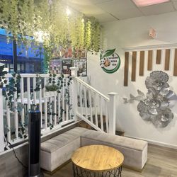 4 Seasons Boba Tea - Medford - Inside: Seating Area