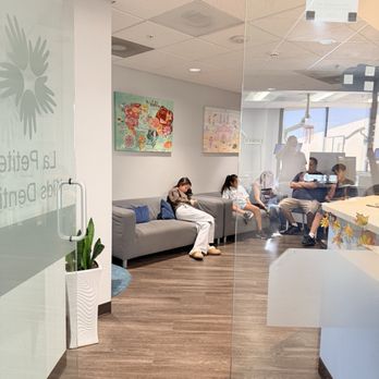 La Petite Kids Dentist - Waiting area - Pediatric Dentists Near Me - Pasadena, California La Petite Kids Dentist - Waiting area - Pediatric Dentists Near Me - Pasadena, California
