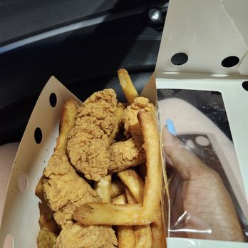 Buc-ee’s - Chicken Box - Gas Stations Near Me - Mount Crawford, Virginia