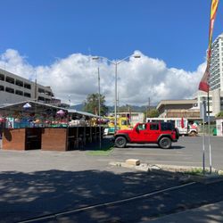 Hula Dog - Picture of the parking and seating area