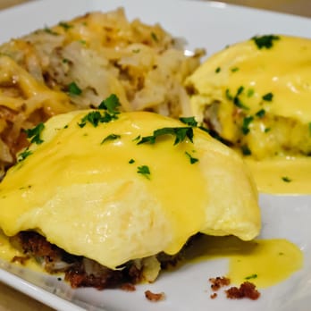 Batter & Berries - Eggs Benedict Over Crab Cakes with Hashbrowns - Breakfast & Brunch Near Me - Chicago, Illinois Batter & Berries - Eggs Benedict Over Crab Cakes with Hashbrowns - Breakfast & Brunch Near Me - Chicago, Illinois