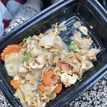 Janyas Thai Cuisine - Pad Se-Ew - Thai Near Me - Redding, California