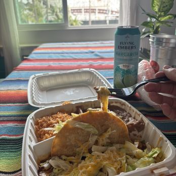 ITH Mission Beach Backpacker Hostel - Dining table with coaster view over the taco shop - Hostels Near Me - San Diego, California ITH Mission Beach Backpacker Hostel - Dining table with coaster view over the taco shop - Hostels Near Me - San Diego, California