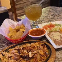 Pollo Margarita, chips and salsa, and a perfectly made margarita.