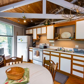 Albert's Lodge at Mt. Mitchell - pic 4 - Vacation Rentals Near Me - Burnsville, North Carolina Albert's Lodge at Mt. Mitchell - pic 4 - Vacation Rentals Near Me - Burnsville, North Carolina