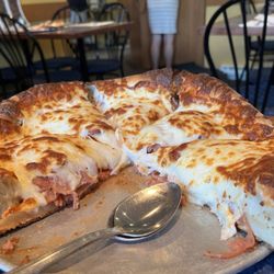 Pizzeria le Grand Constant - Pepperoni pizza.