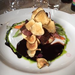 Vita Amandi - Vildand serverad med palsternackspuré och jordärtskokschips.