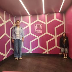 Museum of Illusions - Las Vegas - This is so dOpE ! This gives the illusion that one person is a giant & the other has shrunk