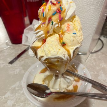 Mel's Hard Luck Diner - Vanilla Caramel sundae - Diners Near Me - Branson, Missouri Mel's Hard Luck Diner - Vanilla Caramel sundae - Diners Near Me - Branson, Missouri