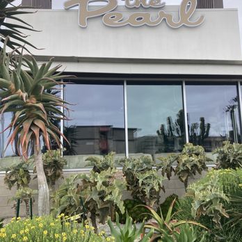The Pearl Hotel - Front of the hotel and garden - San Diego, CA