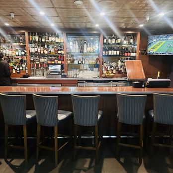 Chelsea Chowder House & Bar - The bar - Seafood Near Me - Long Beach, California