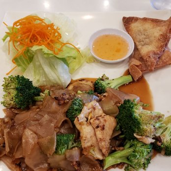 S Thai Food - Chicken pad see ew lunch special with fried won tons (no rice) - Thai Near Me - Temecula, California