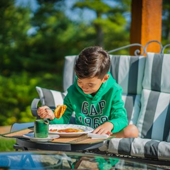 Pond Mountain Inn - Happy Pancakes... Breakfast Al Fresco. - Bed & Breakfast Near Me - Wells, Vermont Pond Mountain Inn - Happy Pancakes... Breakfast Al Fresco. - Bed & Breakfast Near Me - Wells, Vermont