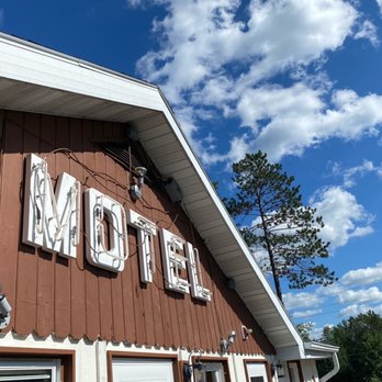 Edgewater Inn & Cottages - The best thing about this place was the classic sign. - Hotels Near Me - Eagle River, Wisconsin