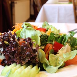 Razze Butz - Dazu ein frischer Beilagensalat mit unserem Hausdressing