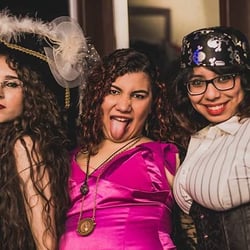 Castle of Vibe - Uma chique, uma louca e uma pirata!