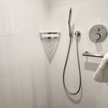 Hilton Charlotte Uptown - Spacious shower. - Hotels Near Me - Charlotte, North Carolina Hilton Charlotte Uptown - Spacious shower. - Hotels Near Me - Charlotte, North Carolina