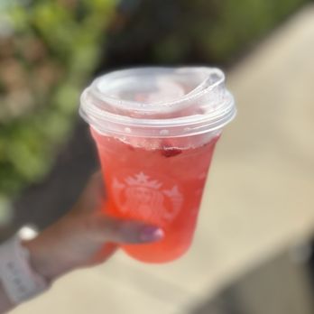 Starbucks - Strawberry açaí lemonade refresher - Coffee & Tea Near Me - Natick, Massachusetts Starbucks - Strawberry açaí lemonade refresher - Coffee & Tea Near Me - Natick, Massachusetts