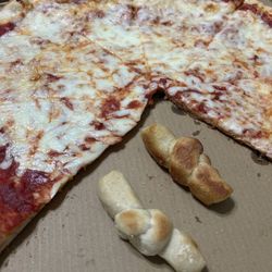 Milanos Pizza - Wrong pizza and dry garlic knots