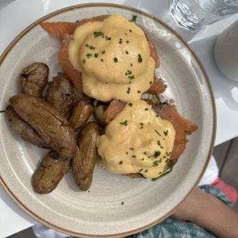 Harry's Beach House - Eggs Benedict - Breakfast & Brunch Near Me - Seattle, Washington