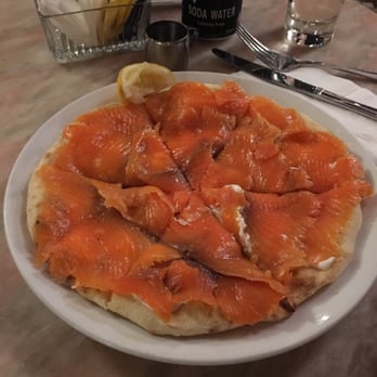 山頂餐廳酒吧 - My colleague's meal, smoked salmon on naan bread with pesto and sour cream - Bars Near Me - Hong Kong, HK
