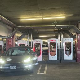 All broken stations with no sign up just gotta figure it out on your own 10 people pulled up and tried to charge while I was sitting here . All broken stations with no sign up just gotta figure it out on your own 10 people pulled up and tried to charge while I was sitting here .