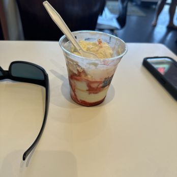 Marble Slab Creamery - Strawberry sundae - Ice Cream & Frozen Yogurt Near Me - Webster, Texas