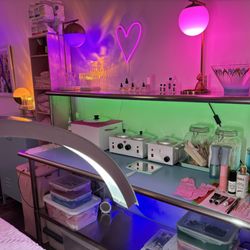 Rosie’s Beauty Lounge - Vibey inside the studio! Its almost like a relaxing club and the music is always relaxing