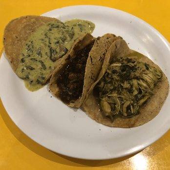 Animo Ay Caldos - Left to right: kale poblano taco, red beef taco, Chicken poblano taco - Tacos Near Me - Ciudad de México, DIF