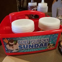 Rickys Resturant - Kids really build their own sundae
