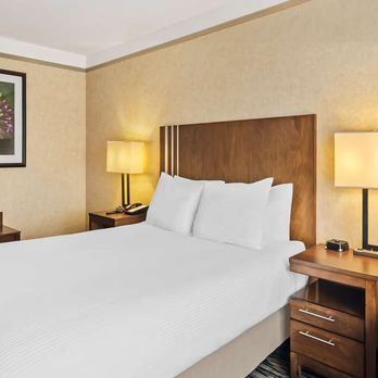 Ramada by Wyndham Pitt Meadows - Accessible Queen Guest Room - Hotels Near Me - Pitt Meadows, British Columbia Ramada by Wyndham Pitt Meadows - Accessible Queen Guest Room - Hotels Near Me - Pitt Meadows, British Columbia