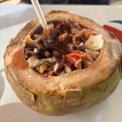Tony's Place - Coco con mariscos.