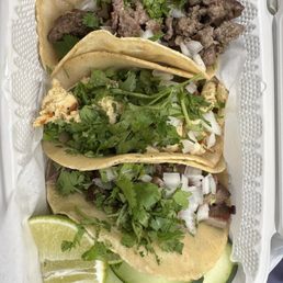 Tres tacos. 1 de lengua, 1 de pollo y 1 de carne asada Tres tacos. 1 de lengua, 1 de pollo y 1 de carne asada