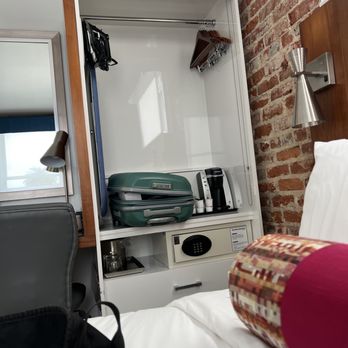 Riviera Beach House - The "closet" - Hotels Near Me - Santa Barbara, California