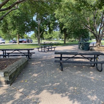 Staring Lake Park - Picnic tables and trash - Parks Near Me - Eden Prairie, Minnesota Staring Lake Park - Picnic tables and trash - Parks Near Me - Eden Prairie, Minnesota