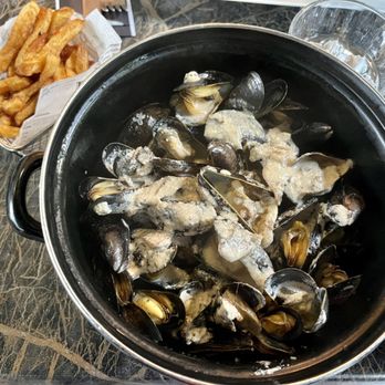 Le Garde Manger - Moules Sauce Normande - French Near Me - Bayeux, 14 Le Garde Manger - Moules Sauce Normande - French Near Me - Bayeux, 14