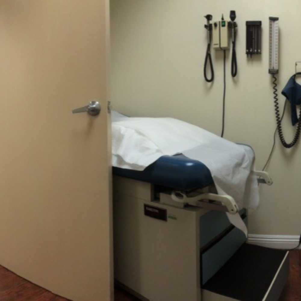 David Gu, DO - Patient room #1 with a view of the receptionists desk when the door is open. Waiting for the doctor. - Internal Medicine Near Me - Alhambra, California