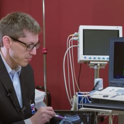 USA Fibroid Centers - Our doctor explaining UFE