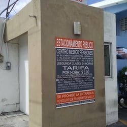 Centro Medico Pensiones - Cuenta con estacionamiento público